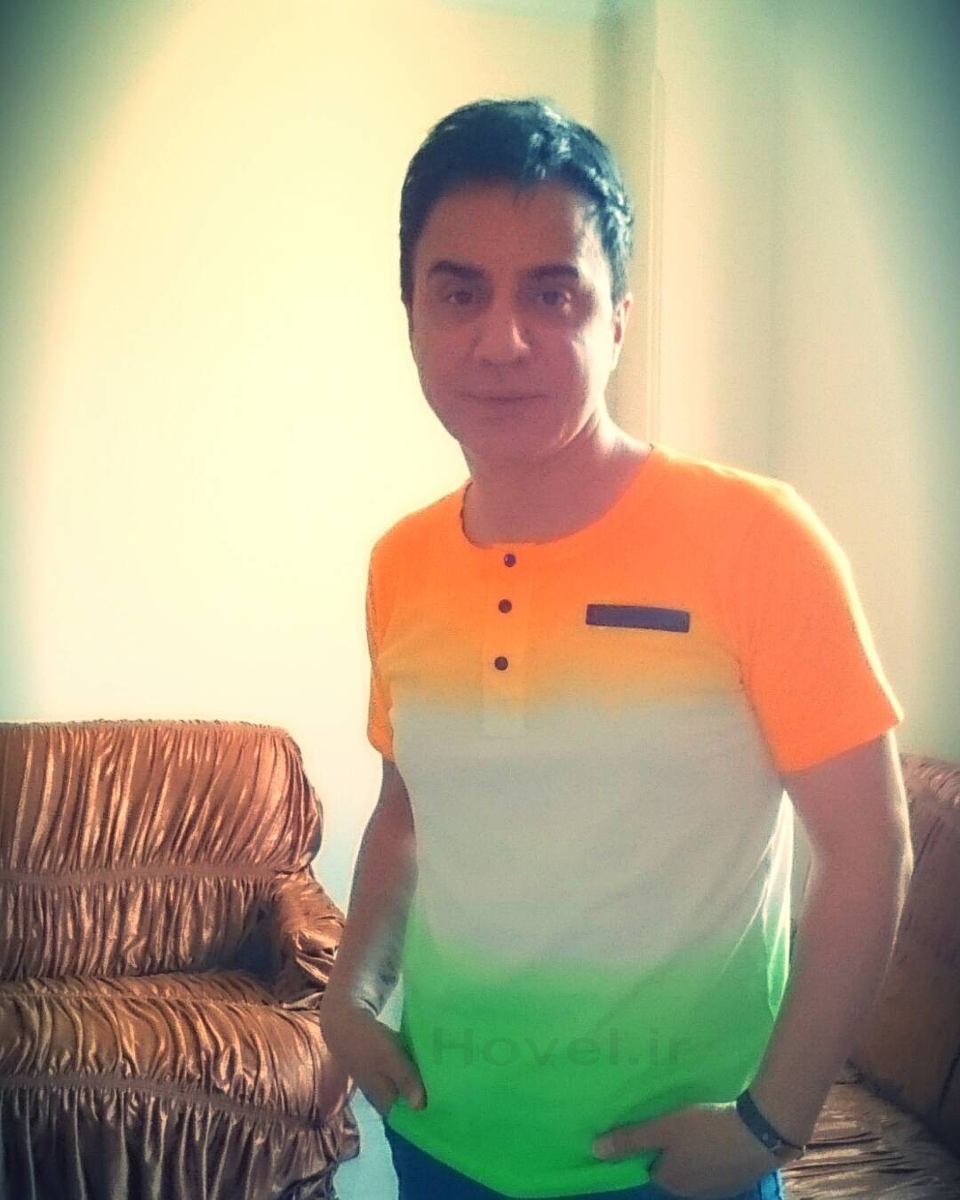 عکس جديد داریوش فرضیایی با پیراهن نارنجی سفید سبز!
