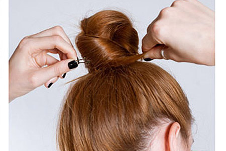 آموزش بستن مو: مراحل نحوه گرد کردن مو در بالای سر