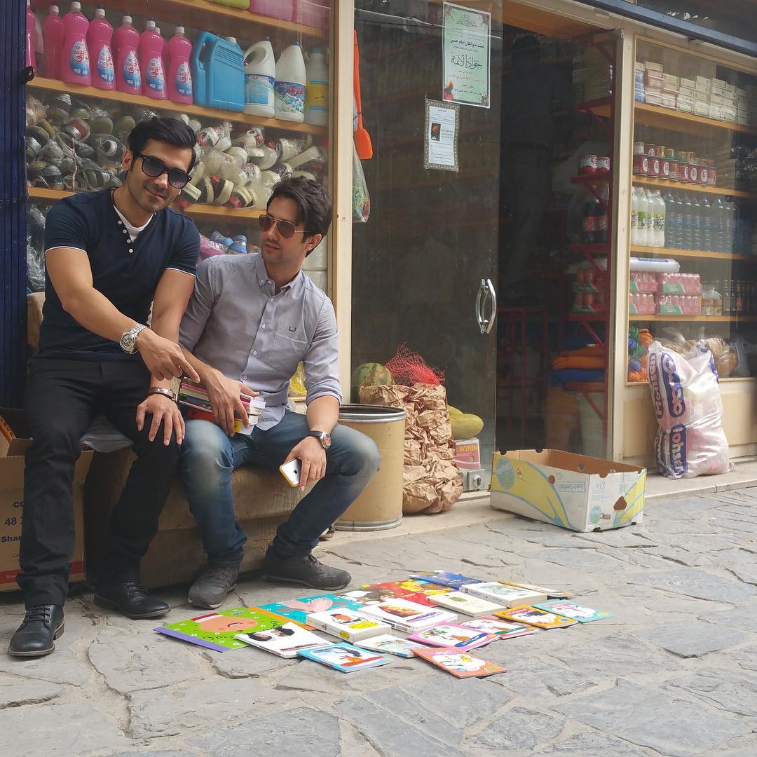 عکس جديد شاهرخ استخری در حال کتاب فروشی در خیابان!