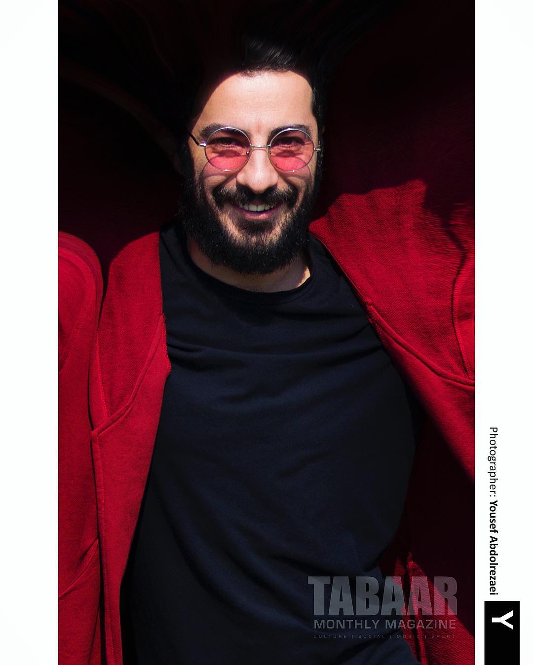 عکس جديد نوید محمدزاده با عینک و لباس قرمز
