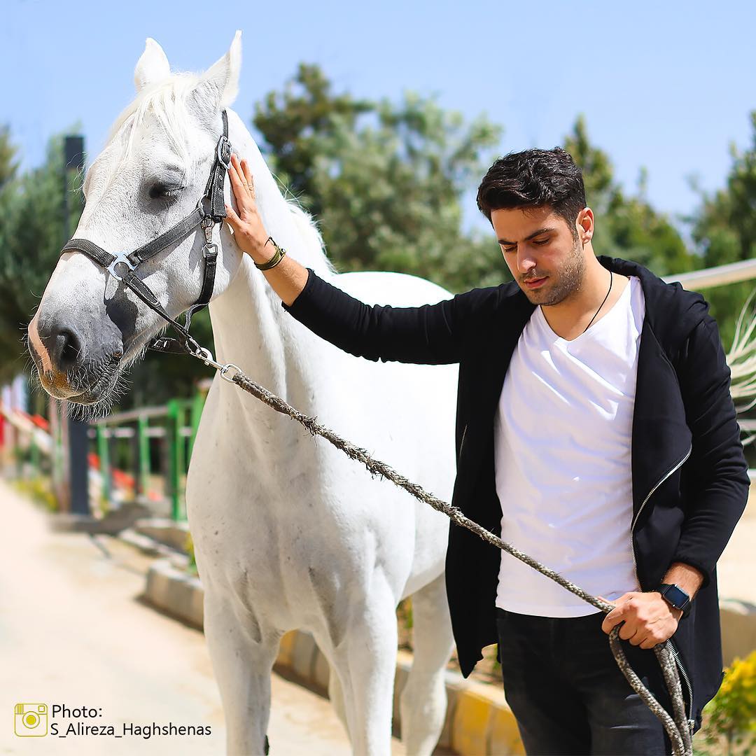 عکس جديد علی ضیا و اسب سفیدش