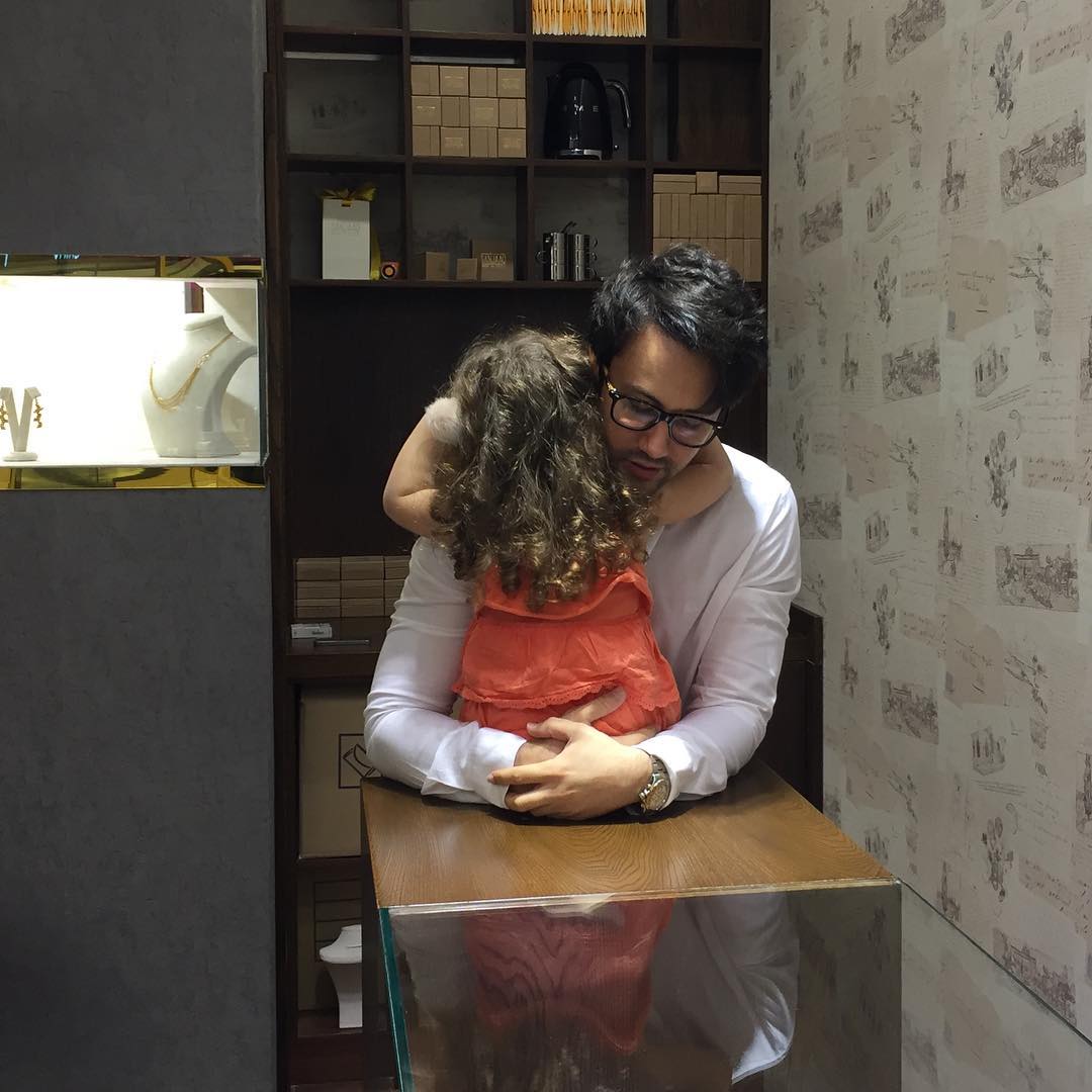 عکس جديد و عاشقانه شاهرخ استخری و دخترش در طلافروشی شان