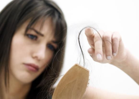 عادت‌های نادرستی که باعث ریزش موی غیرطبیعی می‌شود