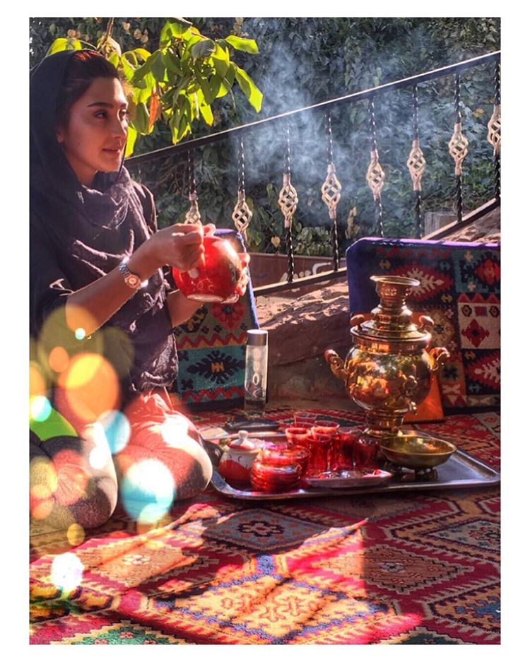 عکس جديد مریم معصومی در حال چای ریختن!