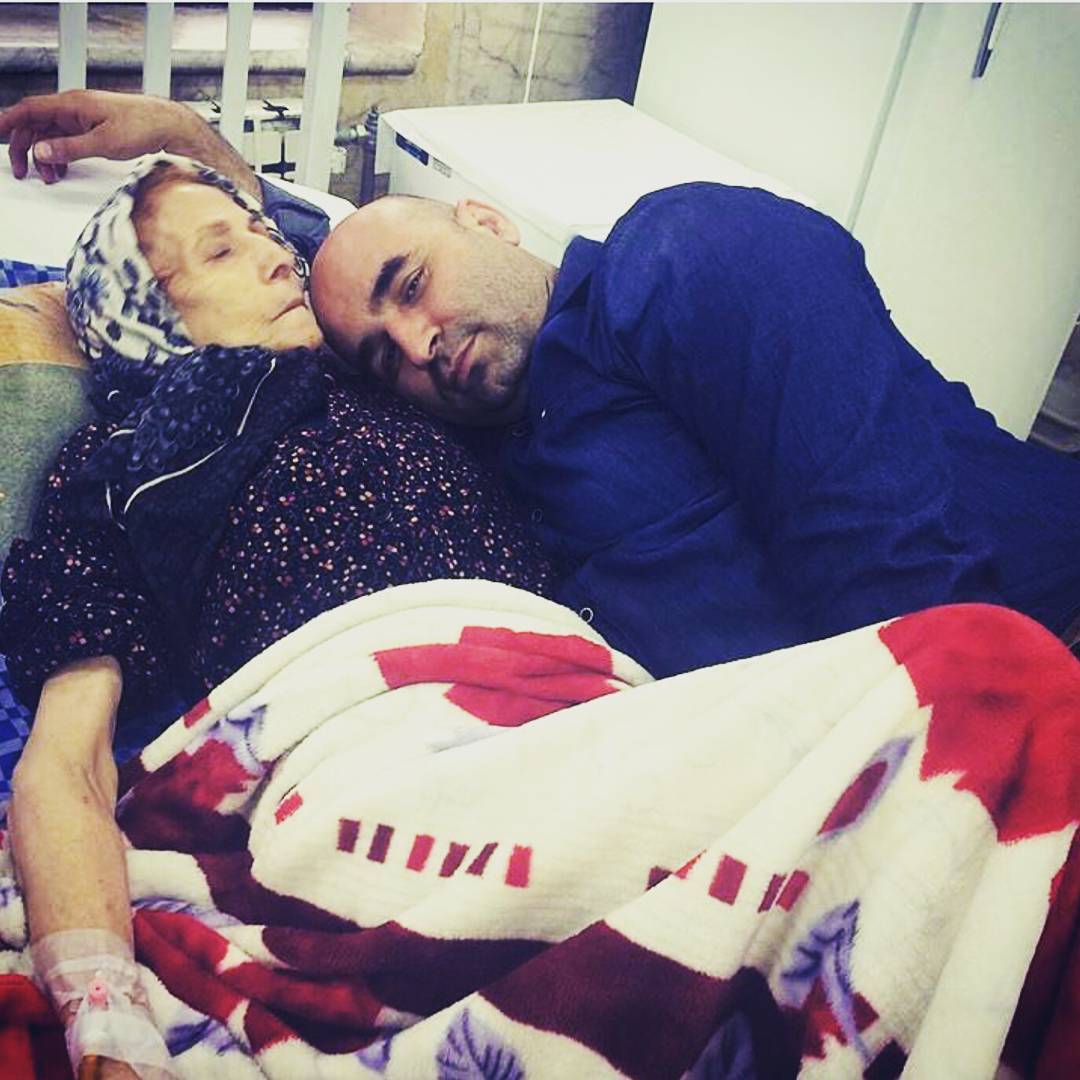 عکس علی مسعودی و مادرش که ساعاتی پیش درگذشت