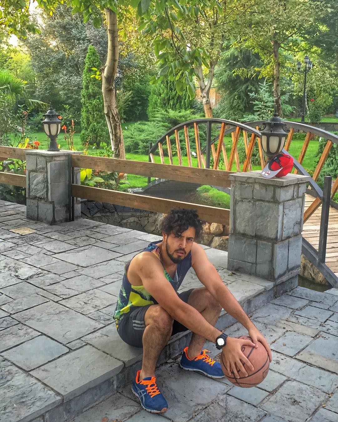 عکس جديد مهرداد صدیقیان در حال بسکتبال بازی