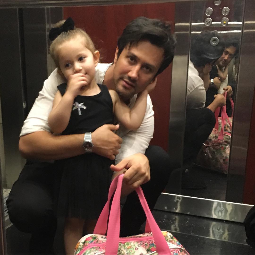 عکس جديد شاهرخ استخری و دخترش در آسانسور