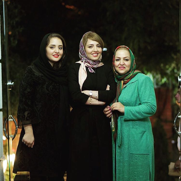 عکس جديد نرگس محمدی و خواهرش و مادرش