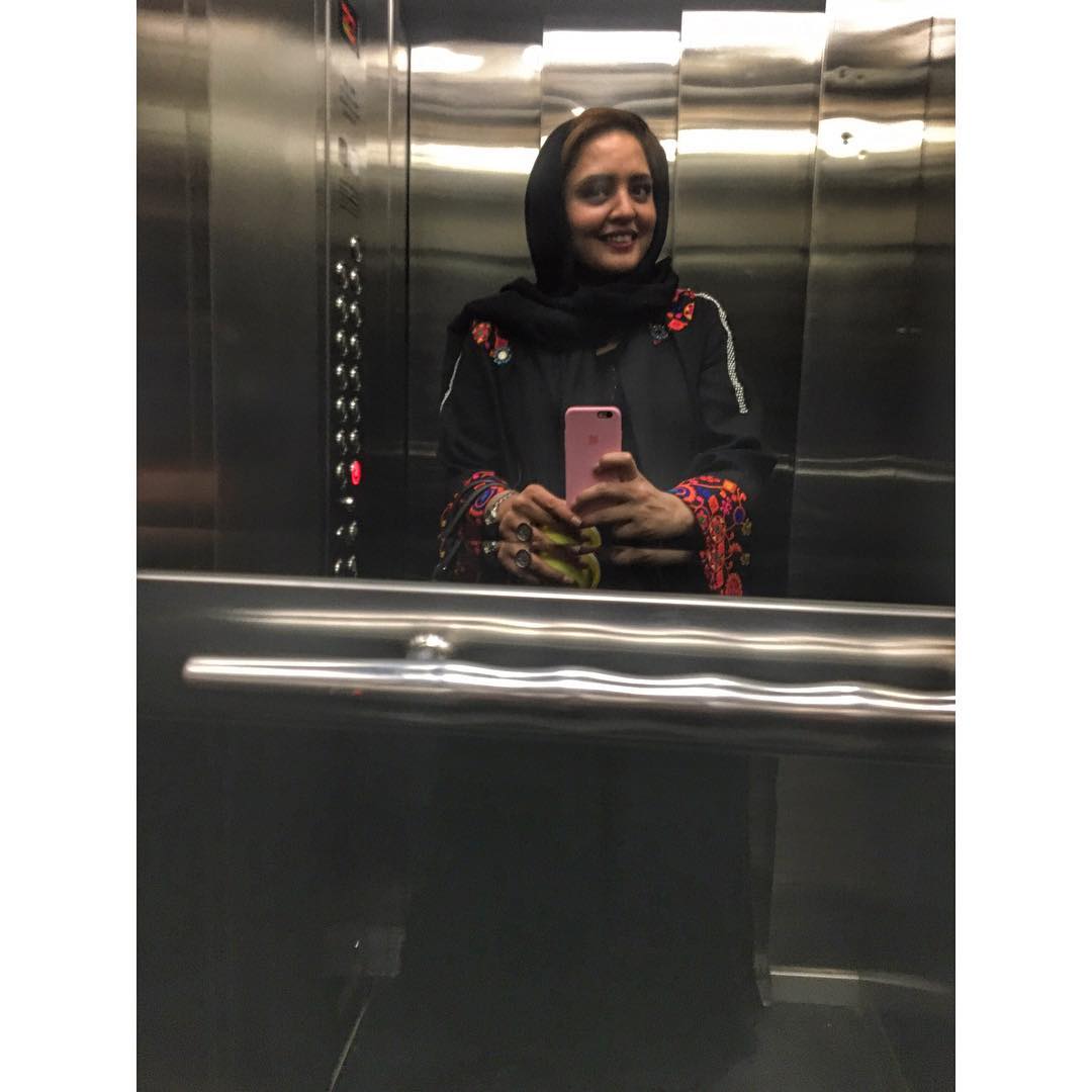 عکس جديد نرگس محمدی در آسانسور
