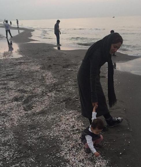 عکس جدید مهناز افشار بازیگر 39 ساله و دخترش لیانا در کنار دریا