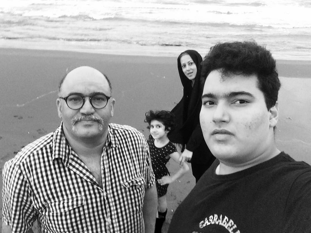 عکس جديد نادر سلیمانی و خانواده لب ساحل