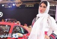 زنان مدل و مانکن های با حجاب در کنار خودروها در نمایشگاه جده