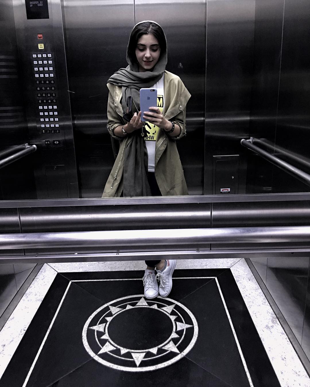 عکس جديد سلفی هستی مهدوی در آسانسور