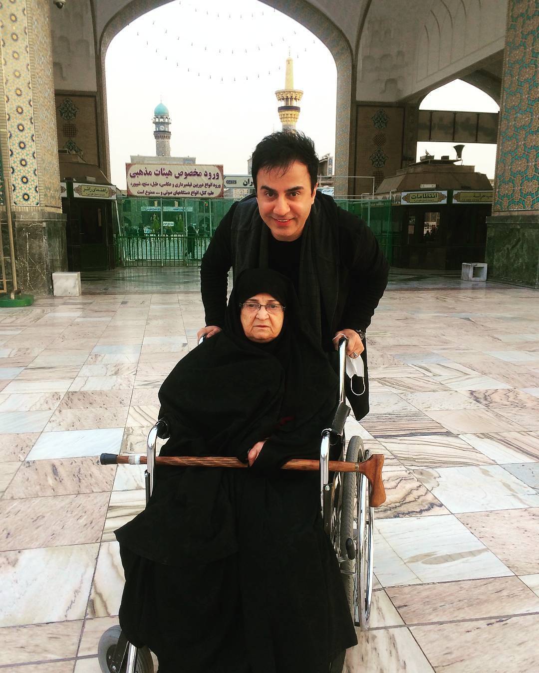 عکس جديد داریوش فرضیایی و مادرش در مشهد