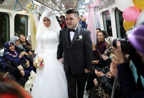 عکسی از برگزاری مراسم عروسی در مترو