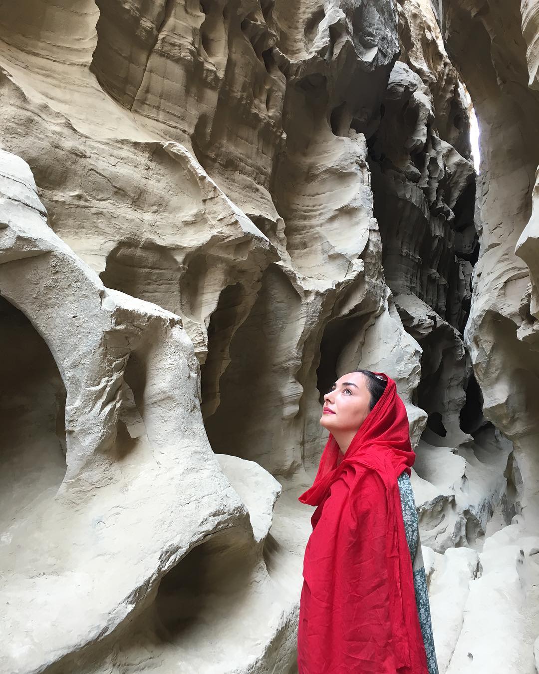 عکس جديد هانیه توسلی با لباس قرمز در چاهکوه قشم
