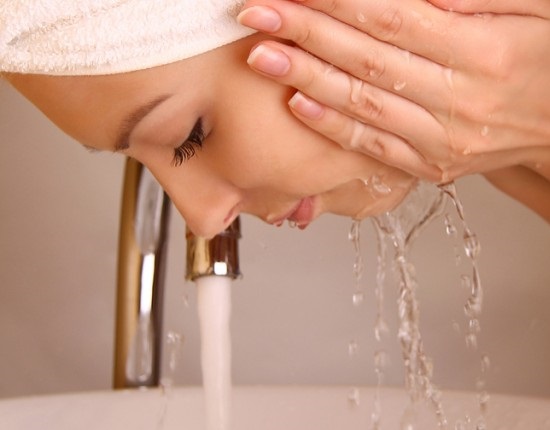 ۷ خطای رایج در شستن صورت که روزانه انجام می دهید