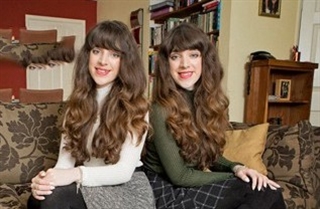 خواهران دو قلویی که بیش از حد شبیه هم هستند  + عکس ها