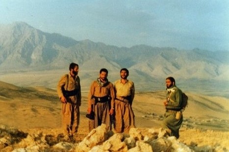 تصاویر منتشر نشده از سردار احمدی مقدم با لباس کردی همراه با همرزمانش درکردستان عراق