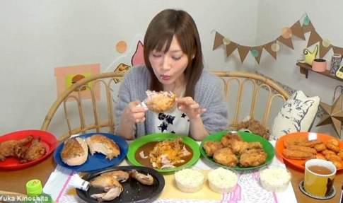 دختر زیبای ژاپنی که مردان عاشق تماشای غذا خوردن او هستند! عکس