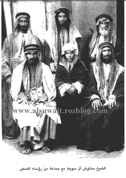 الشیخ حنتوش آل سویط مع جمع من روساء الظفیر