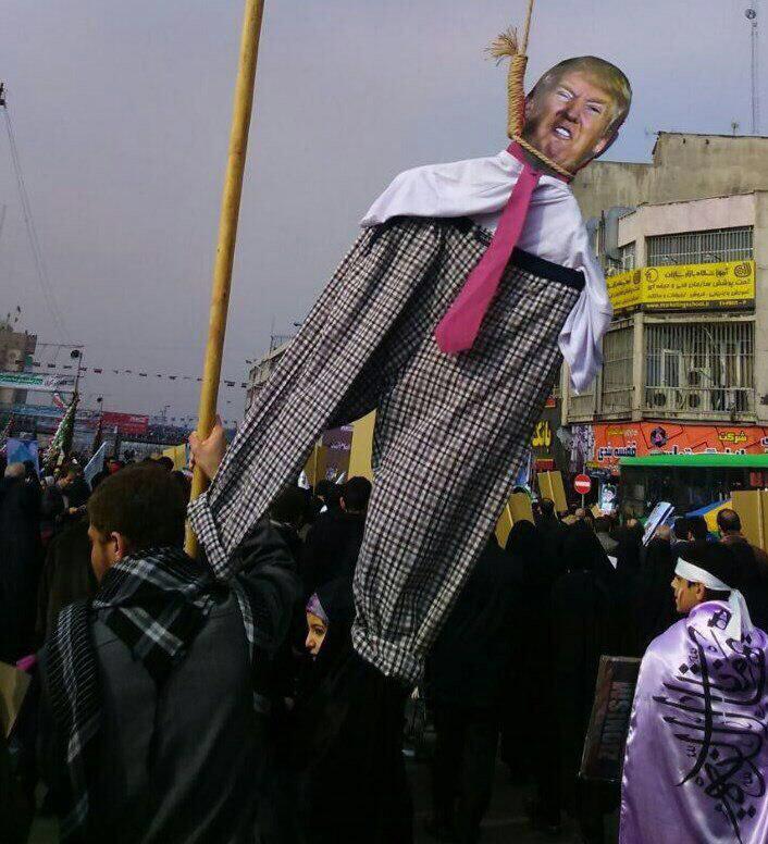 ماکت اعدام ترامپ در راهپیمایی 22 بهمن 95 + عکس