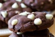 شیرینی نوروزی : شیرینی شکلاتی قاشقی با مخلوط چیپس سفید