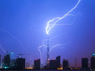 رعد و برق بر فراز برج خلیفه در دبی