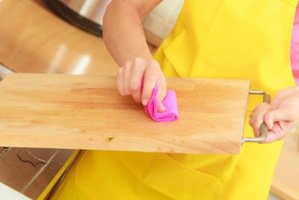 روش ساده تمیز کردن تخته های آشپزی