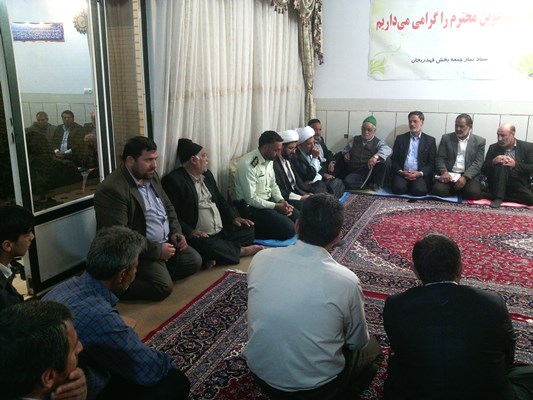 حضور مردم و مسئولین و تعدادی از مالباختان در دفتر امام جمعه شهر در مورد سرقت ها