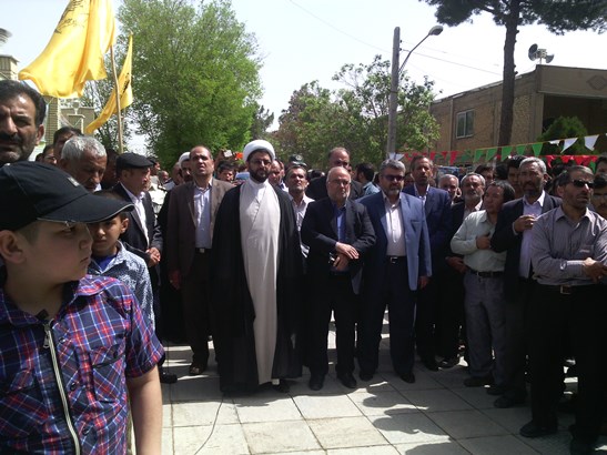 حضور امام جمعه شهر در مراسم تشیع جنازه شهید در شهر فلاورجان