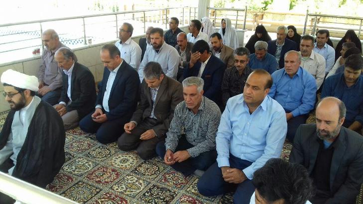 حضور امام جمعه شهر قهدریجان در همایش بزرگداشت مقام معلم و خواندن نماز جماعت و سخنرانی ایشان و همچنی