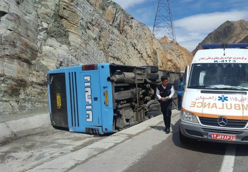 واژگونی اتوبوس در محور زنجان- دندی ۱۸ مجروح برجای گذاشت/ حال مصدومان خوب است