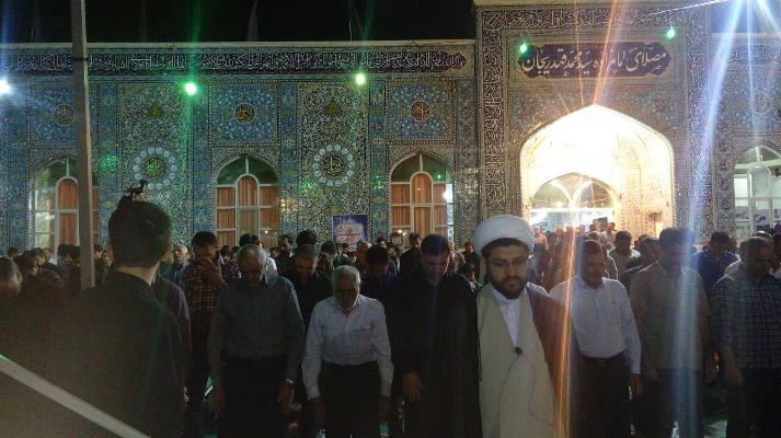 خواندن نماز 24 ساعت قضا در شب لیل القدر توسط امام جمعه محبوب شهر 