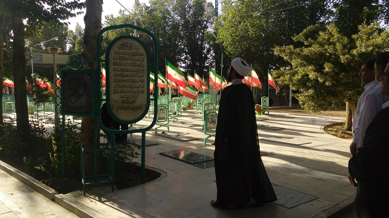 حضور امام جمعه محترم شهر در گلستان شهدا و زیارت شهدای 8 سال دفاع مقدس