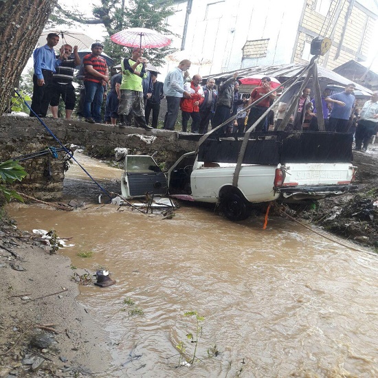 رانش زمین در یک روستا،‌ سقوط 2 خودرو به رودخانه و اسکان 120 خانوار مسافر در لاهیجان