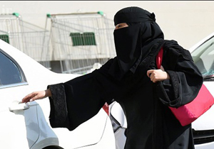 ویدئویی که دختر سعودی هنگام خرید خودرو لوکسش منتشر کرد