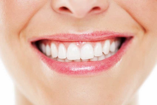 ۶ راه خانگی برای سفید کردن دندان‌ ها