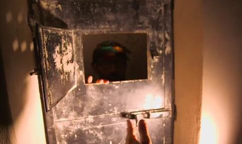 در زیرزمین خانه تصاحب‌ شده توسط داعش چه می‌گذشت؟ + فیلم
