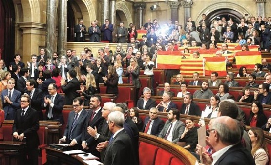 ایالت کاتالونیا رسما اعلام استقلال کرد / نخست‌وزیر اسپانیا کابینه و پارلمان کاتالونیا را منحل کرد