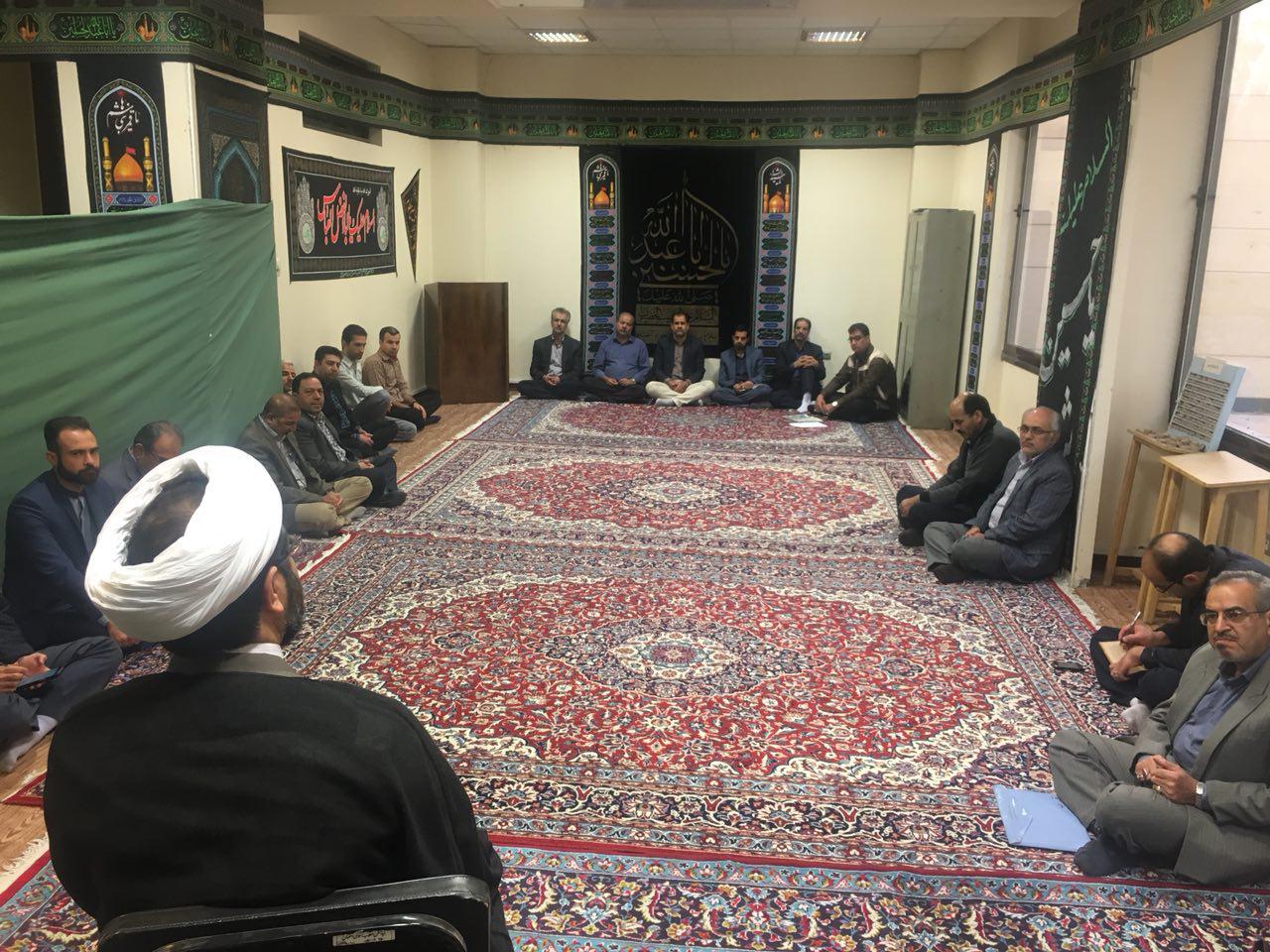 #جلسه برگزاری جلسه هفتگی کلاس تفسیر سوره حجرات توسط حجت الاسلام و المسلمین هاشمی در محل نمازخانه