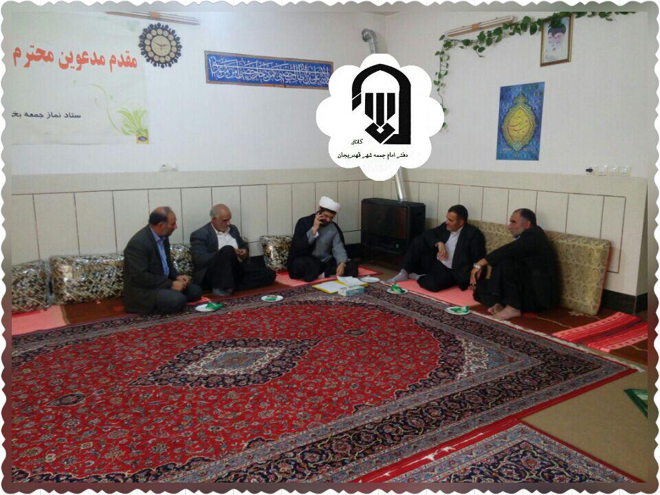 جلسه تعدادی از کشاورزان با امام جمعه شهر قهدریجان در مورد اب کشاورزی