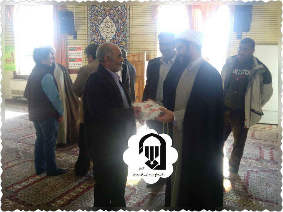 اهدای جایزه به برنده مسابقه خط حزب الله توسط امام جمعه محترم شهر قهدریجان در مصلی نماز جمعه