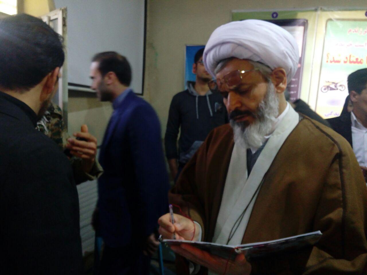 نوشتن یادگاری در دفتر نمایشگاه نه به اعتیاد توسط امام جمعه محترم شهر قهدریجان و فلاورجان