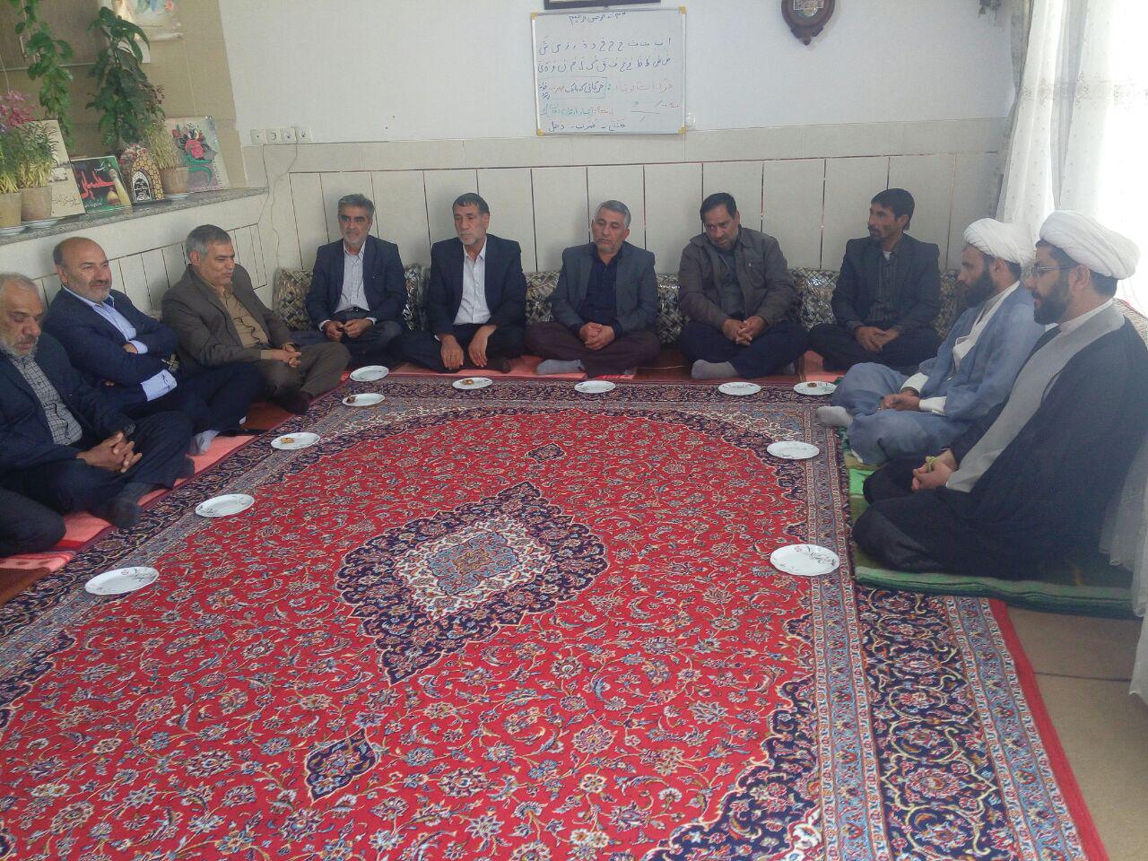 حضور تعدادی از اهالی شهر قهدریجان و تعدادی از اعضا شورای اسلامی در دفتر و دیدار با امام جمعه محترم ش