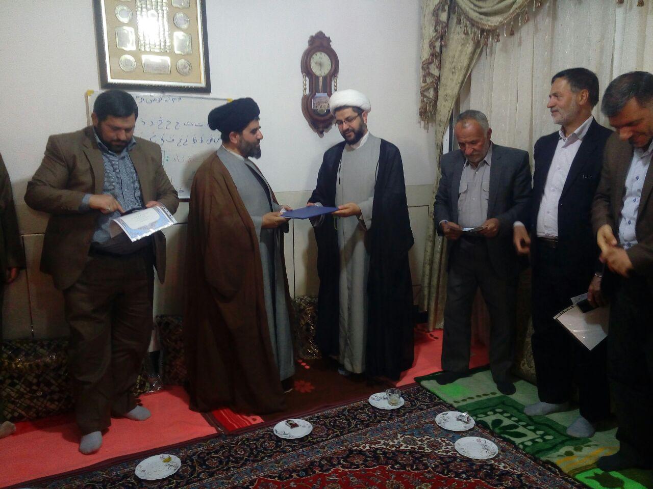 اهدای لوح تقدیر به حجت الاسلام موسوی لارگانی توسط امام جمعه محترم شهر قهدریجان به خاطر زحمات و تلاش