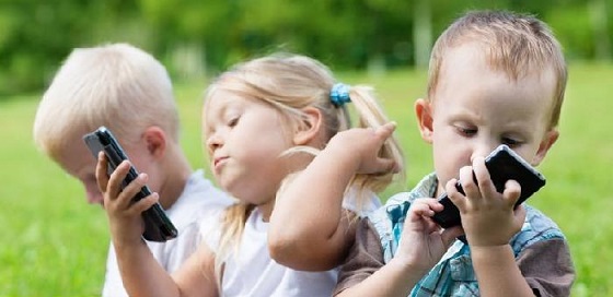  گوشی‌های هوشمند مانع اصلی تعامل میان والدین و فرزندان