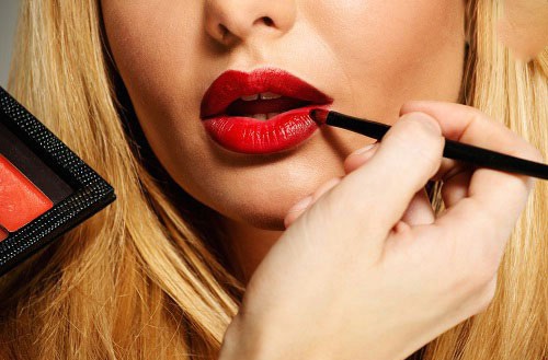 10 اشتباه رایج خانم ها در آرایش کردن