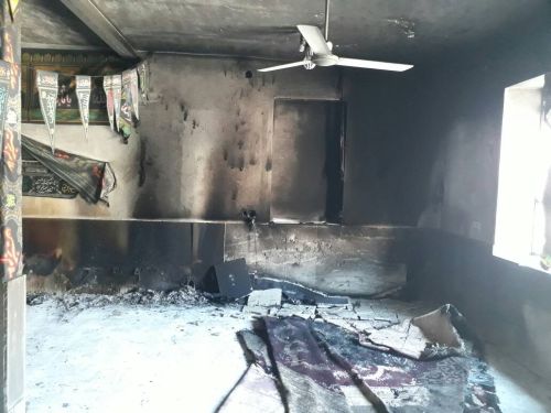 حسینیه صاحب الزمان( عج) روستای درنگ در اثر اتصال برق همراه با تمامی وسایل در آتش سوخت+عکس