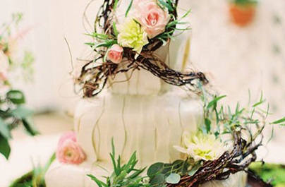 تزیین کیک عروسی با گل های طبیعی